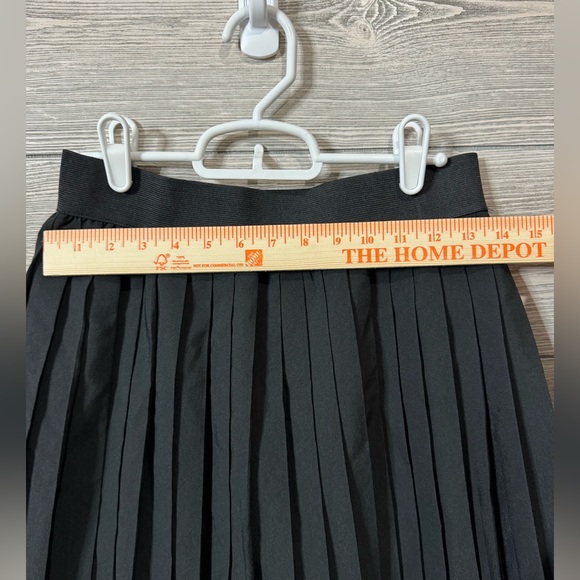 Black pleated mini skirt with an elastic waist and lined with shorts Size Medium - Picture 9 of 12